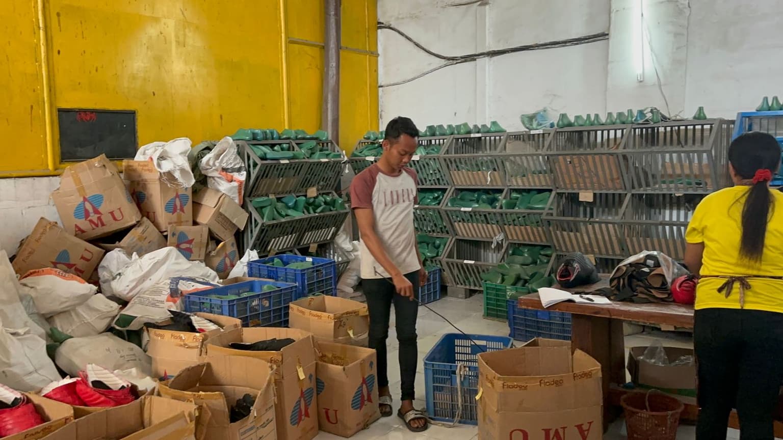 Proses produksi sepatu 9