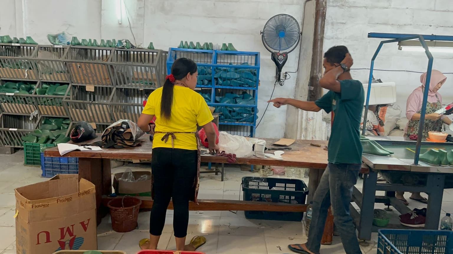 Proses produksi sepatu 3