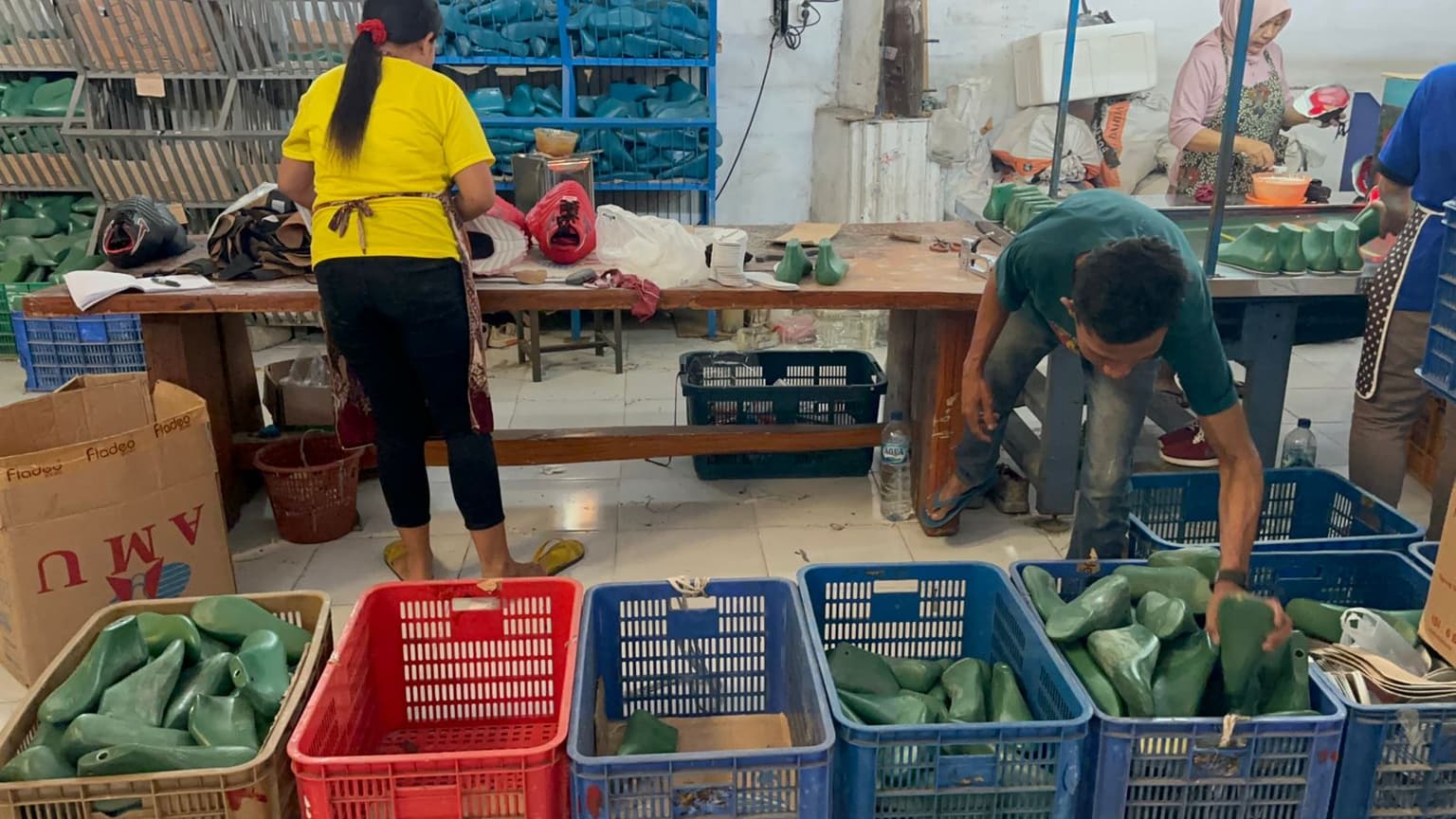 Proses produksi sepatu 4