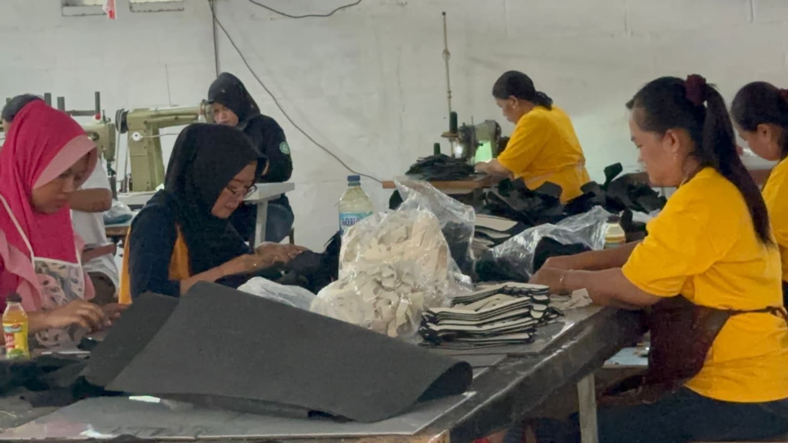 Proses produksi sepatu 6
