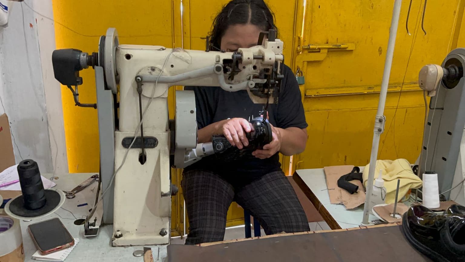 Proses produksi sepatu 8
